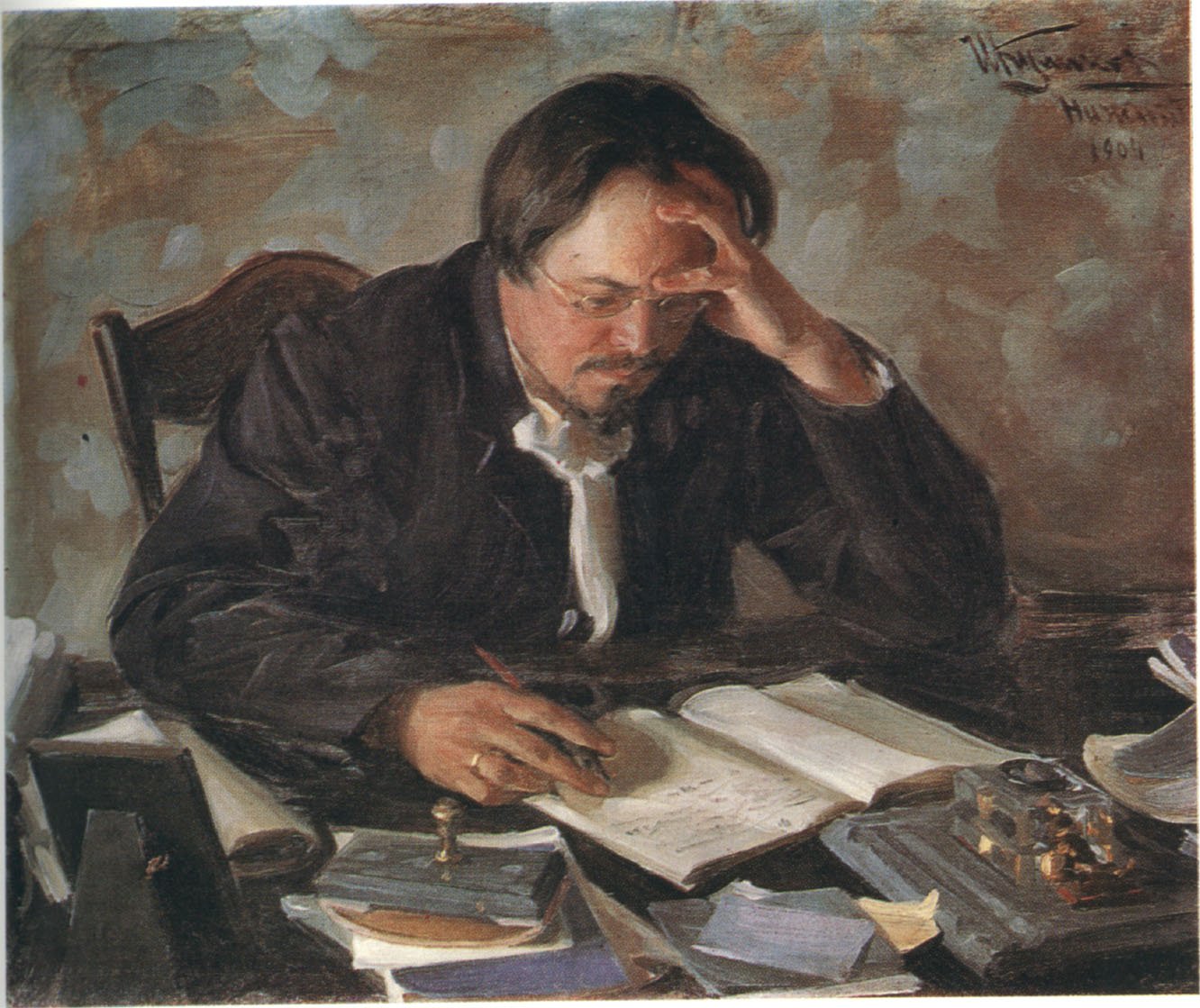 Jevgeni Tsirikov työpöytänsä ääressä